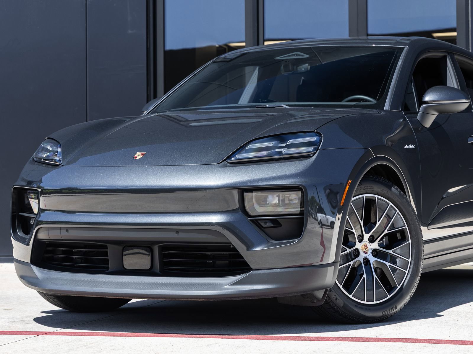 Certified 2025 Porsche Macan Electric image 7