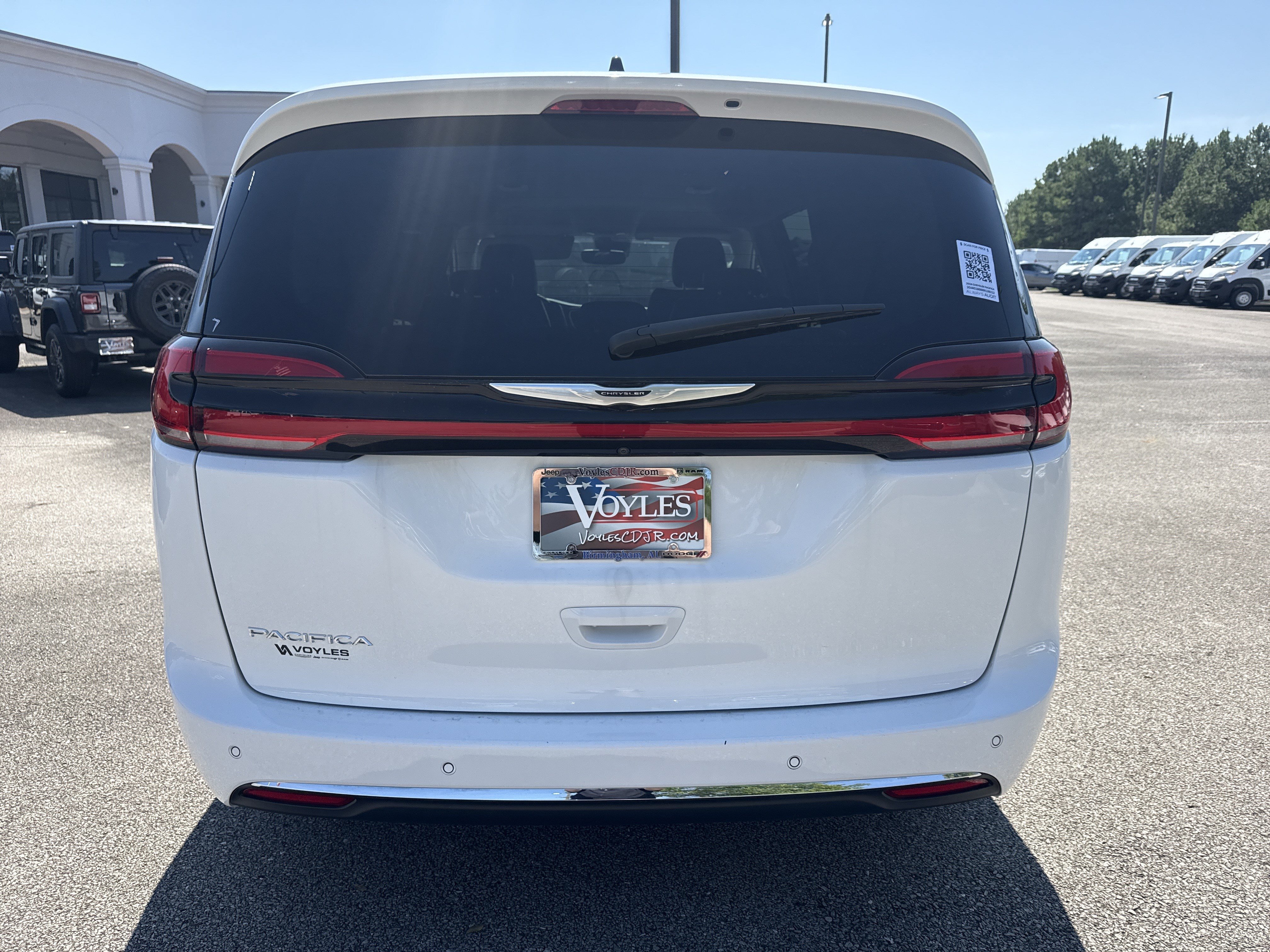 Used 2024 Chrysler Pacifica Touring-L FWD image 6