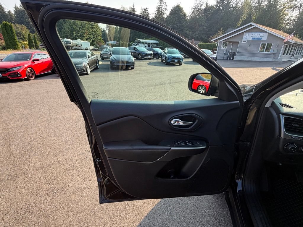 Used 2019 Jeep Cherokee Latitude Plus AWD/4WD image 11