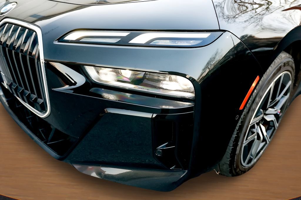Used 2023 BMW 740i w/ Parking Assistance Package image 4