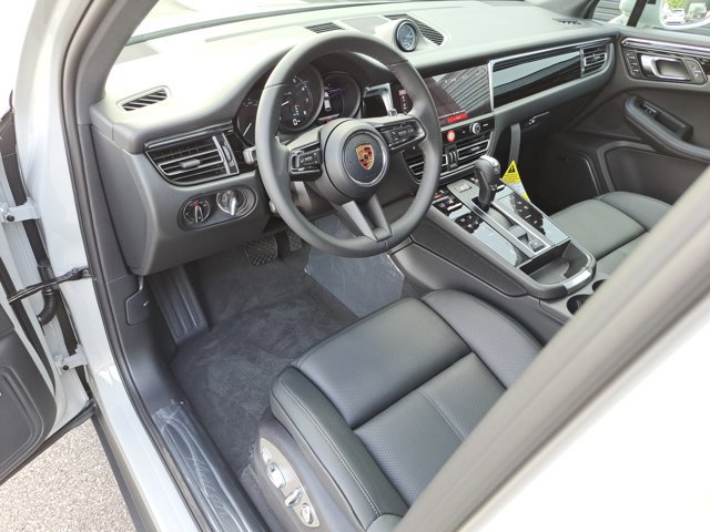 New 2026 Porsche Macan image 4