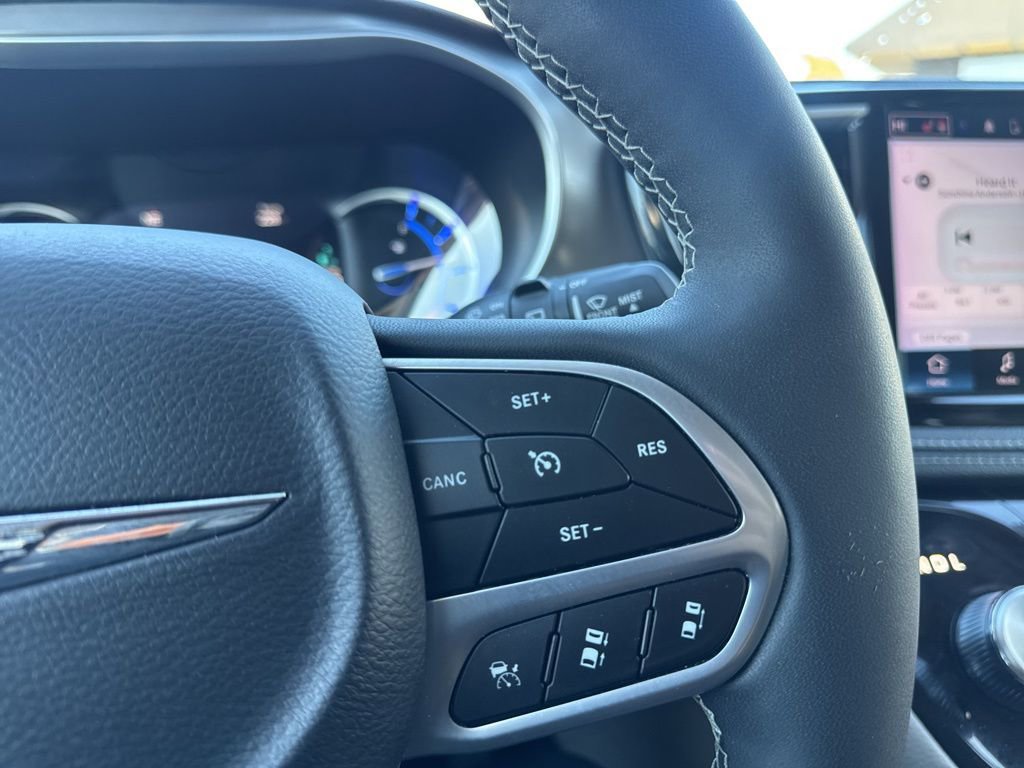 Used 2023 Chrysler Pacifica Touring-L image 25