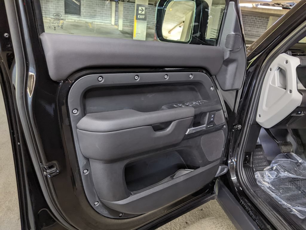 Used 2025 Land Rover Defender 110 S AWD/4WD image 9
