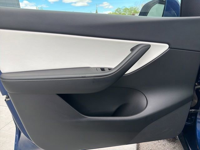 Used 2022 Tesla Model Y Long Range image 21