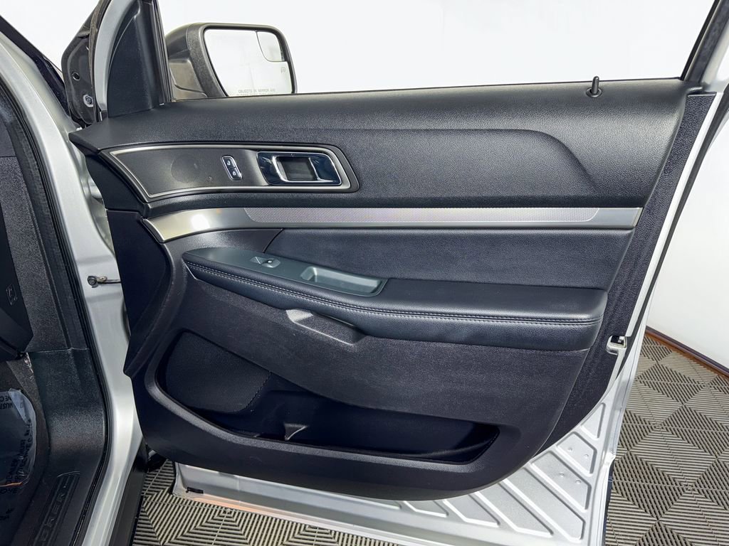 Used 2019 Ford Explorer XLT image 42