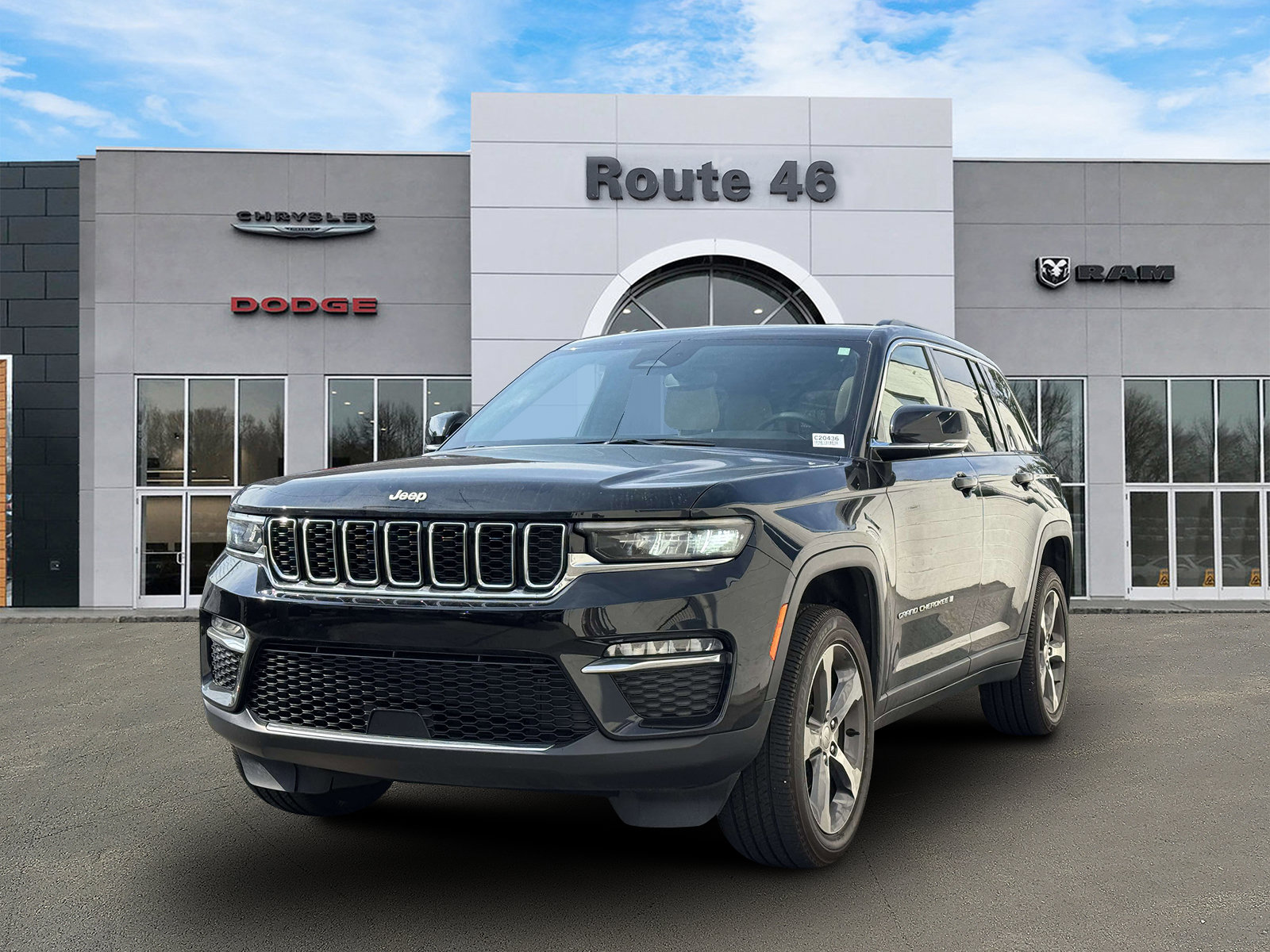 Used 2024 Jeep Grand Cherokee Limited w/ Trailer Tow Package AWD/4WD image 2