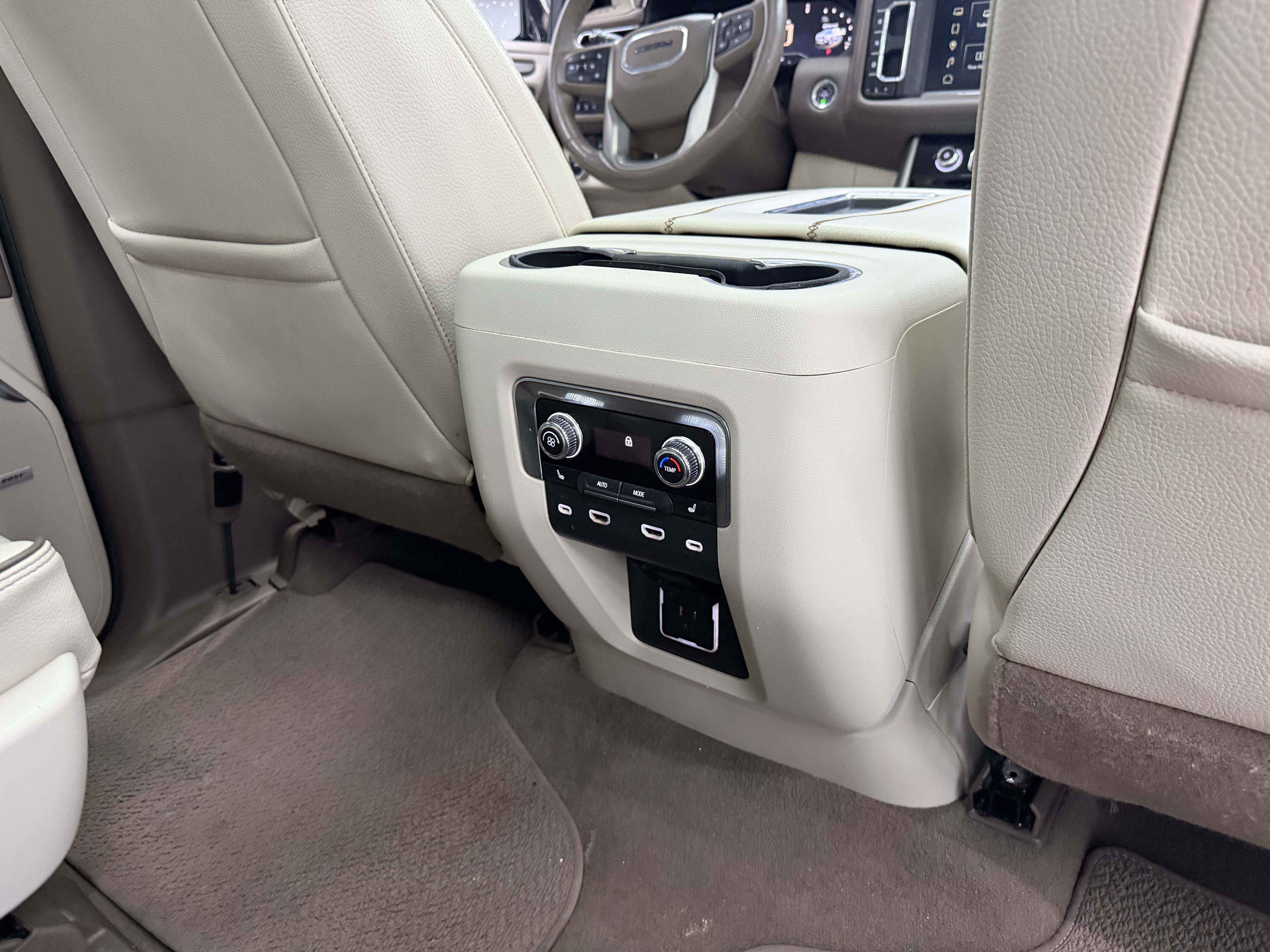 Used 2023 GMC Yukon Denali w/ Advanced Technology Package AWD/4WD image 31