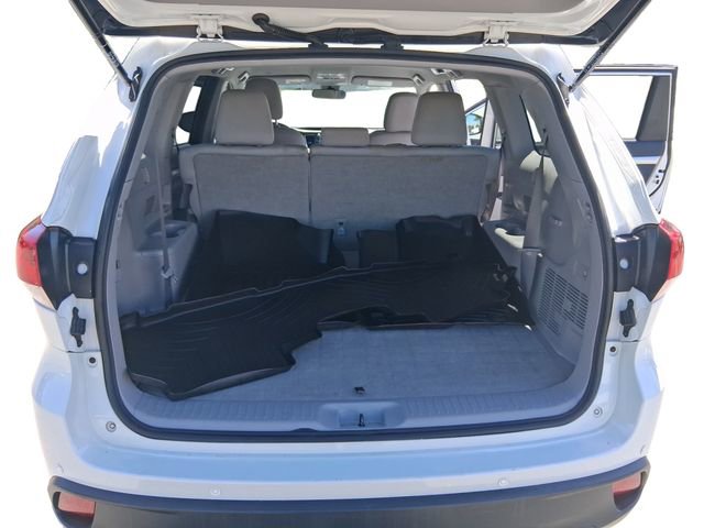 Used 2019 Toyota Highlander LE w/ Carpet Mat Package (TMS) AWD/4WD image 19