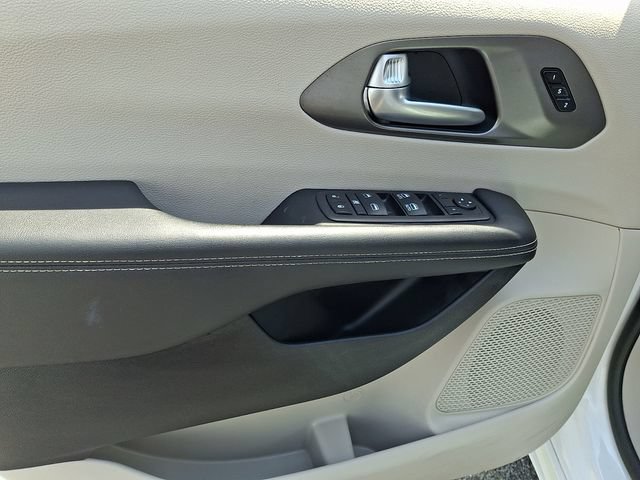 Certified 2024 Chrysler Pacifica Touring-L FWD image 13