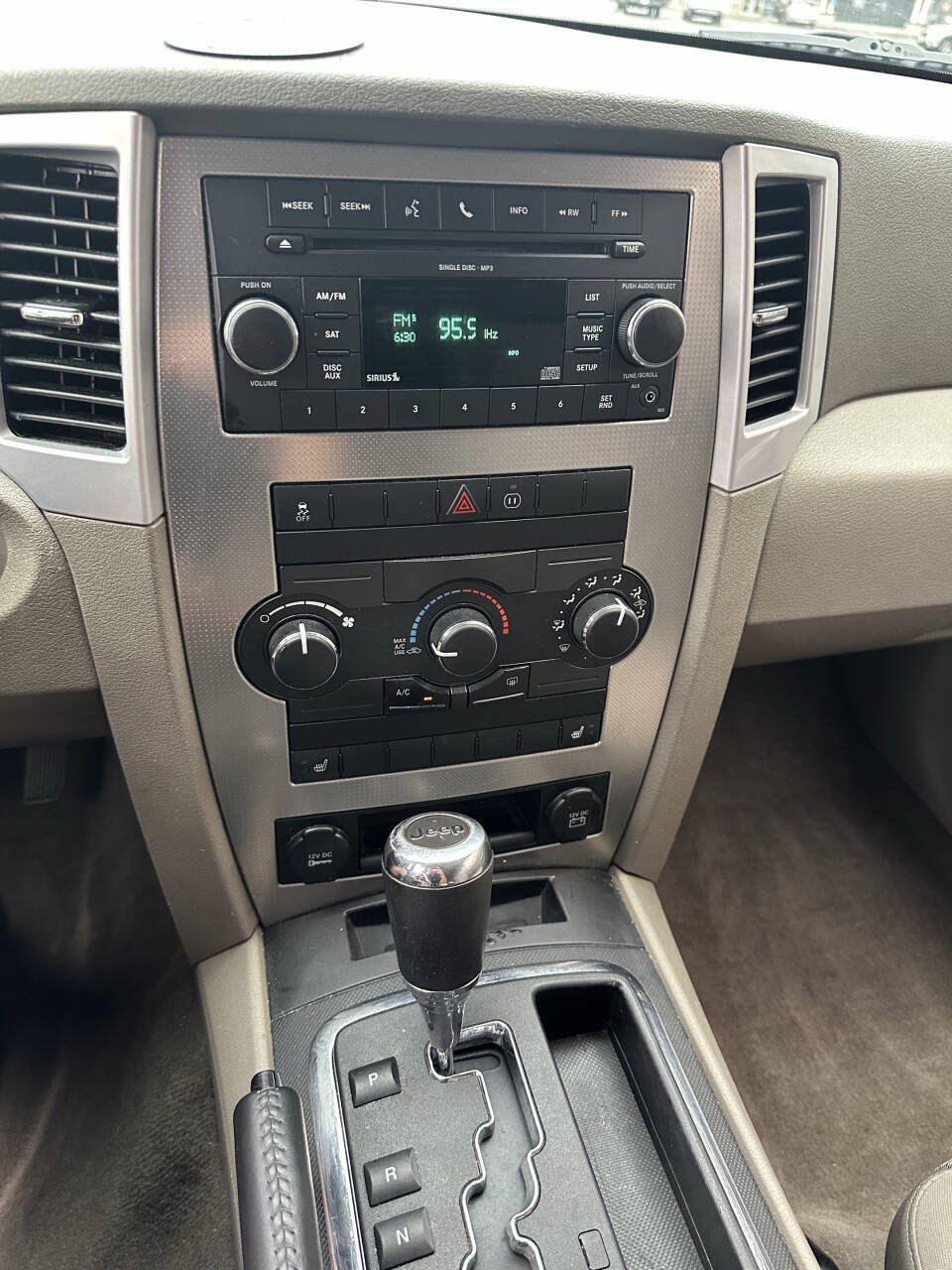 Used 2010 Jeep Grand Cherokee Laredo w/ Popular Equipment Group AWD/4WD image 10