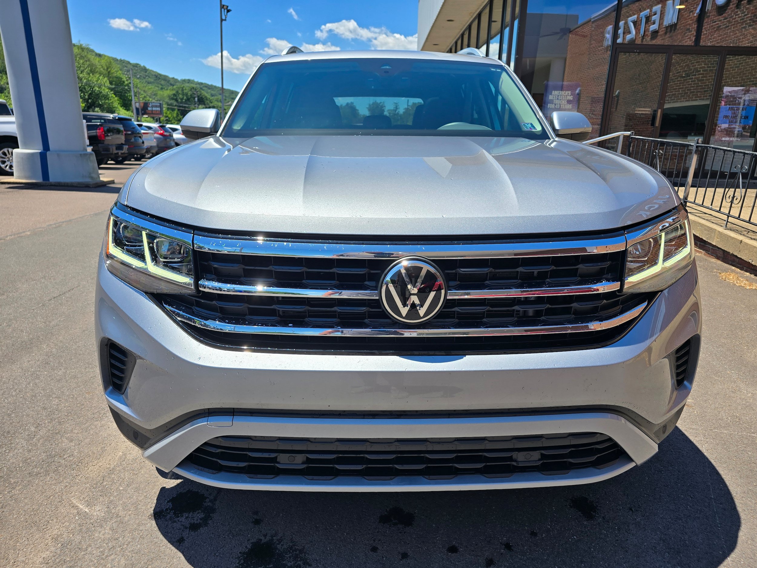 Used 2023 Volkswagen Atlas SEL AWD/4WD image 2