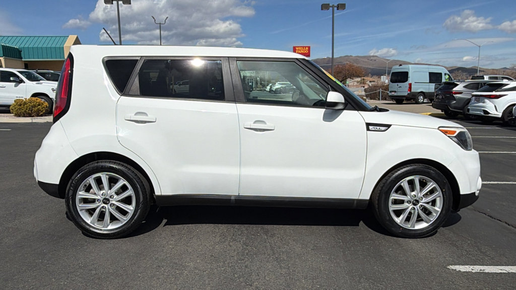 Used 2017 Kia Soul + image 2