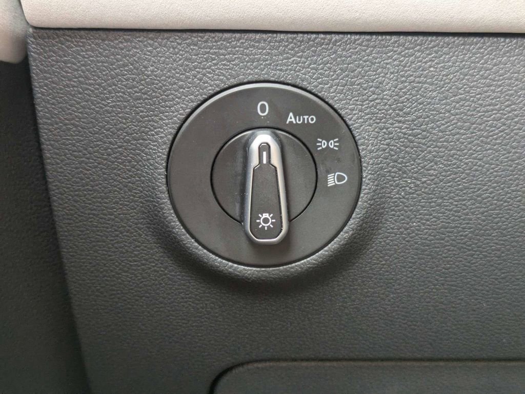 Certified 2025 Volkswagen Taos SE w/ Panoramic Sunroof Package image 32