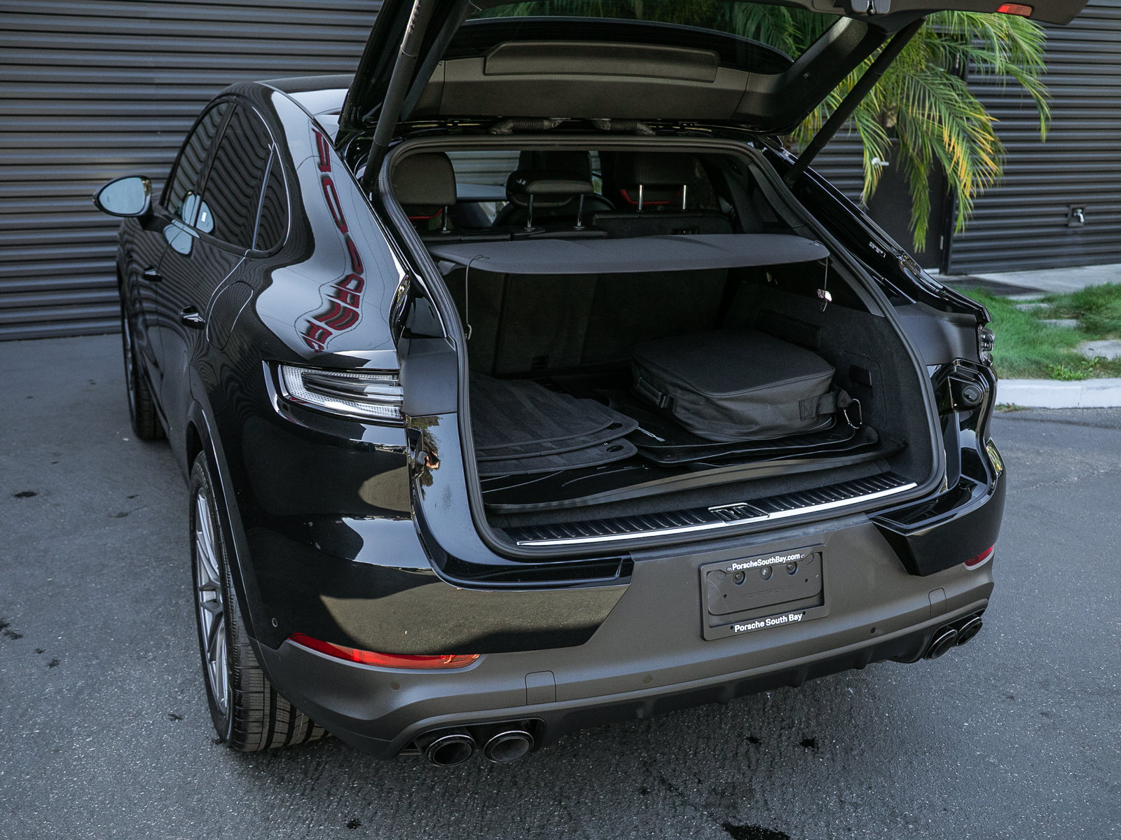 Certified 2025 Porsche Cayenne E-Hybrid Coupe AWD/4WD image 23