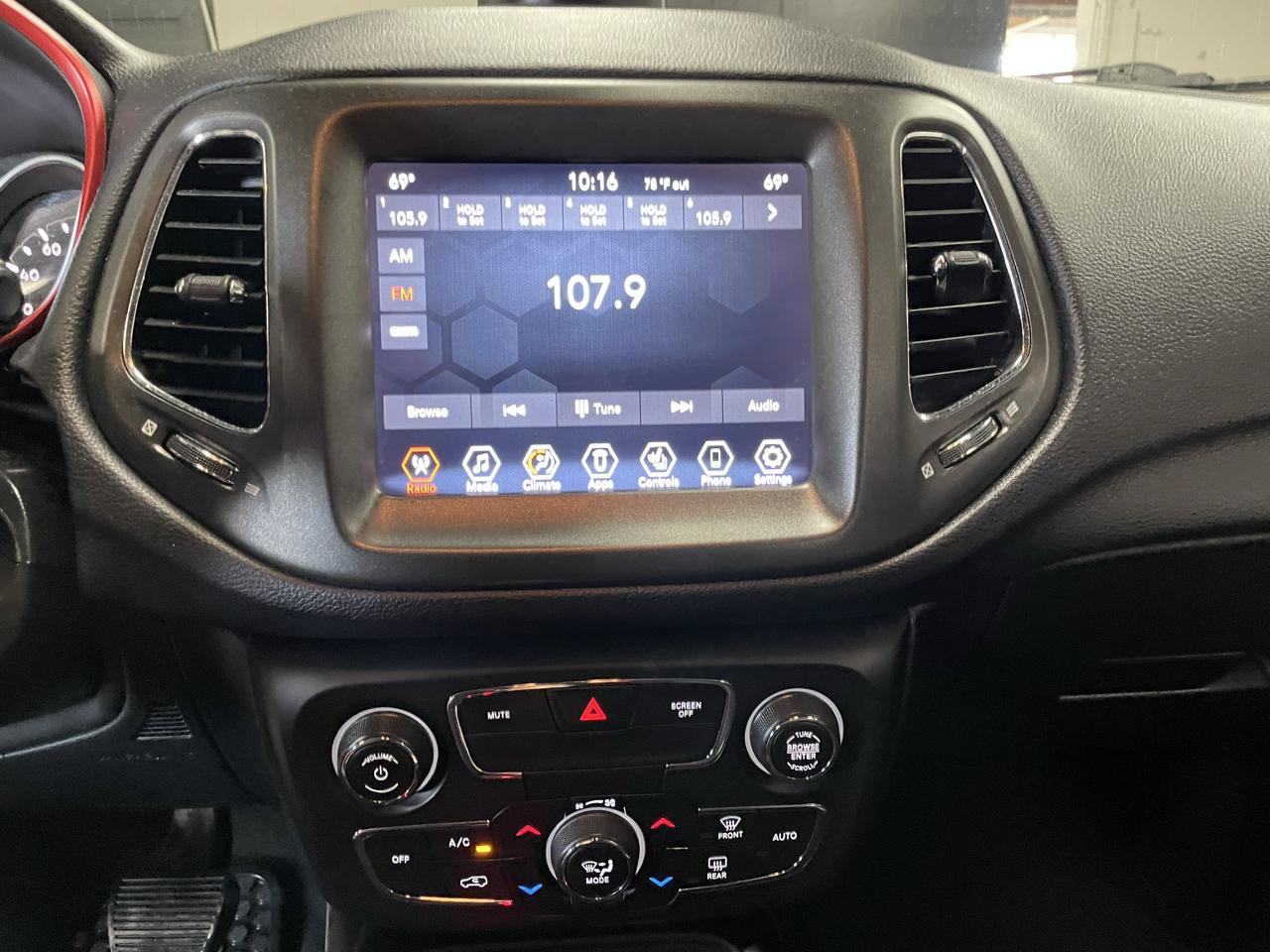 Used 2019 Jeep Compass Trailhawk w/ Leather Interior Group AWD/4WD image 24