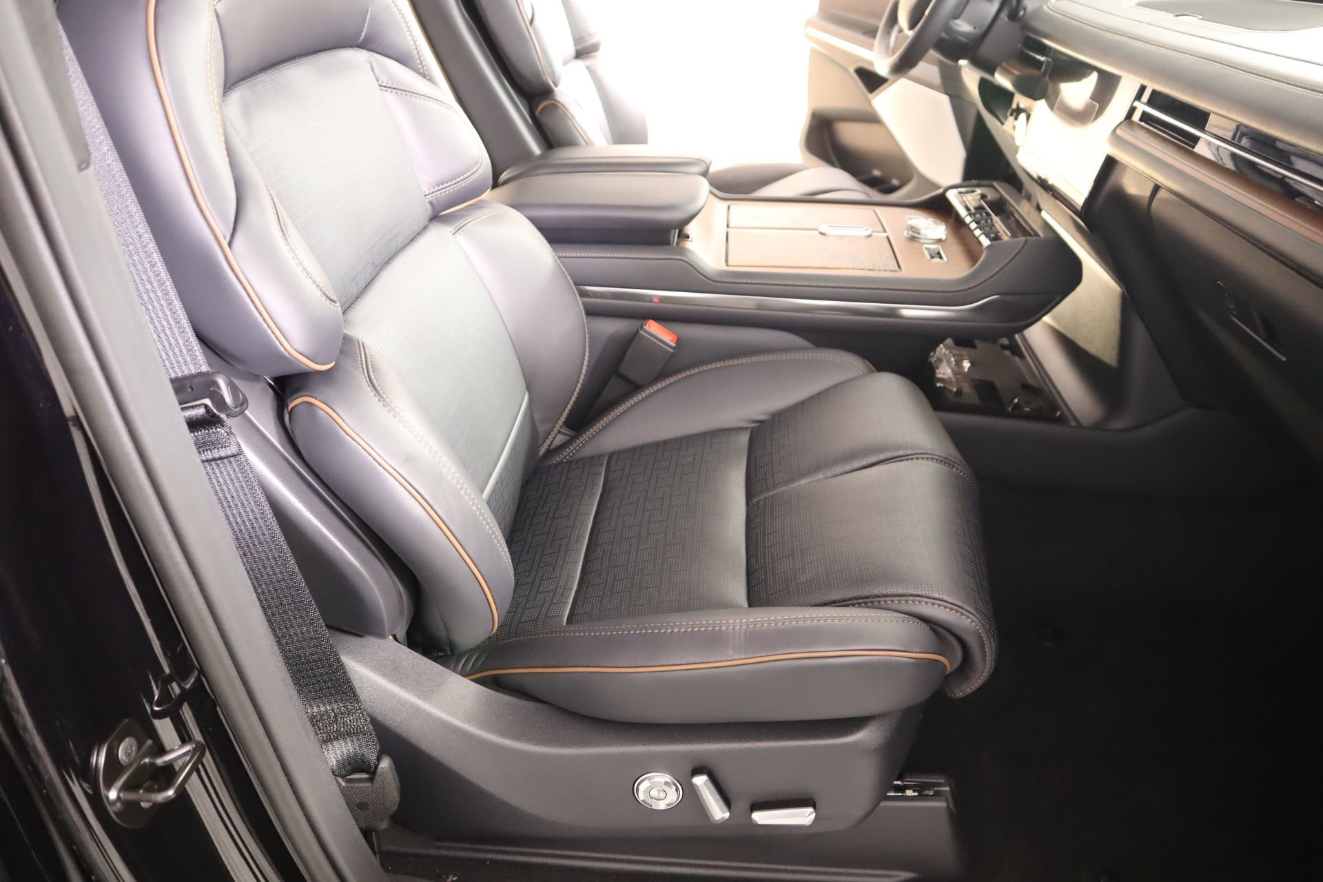 New 2026 Lincoln Navigator L Black Label AWD/4WD image 14
