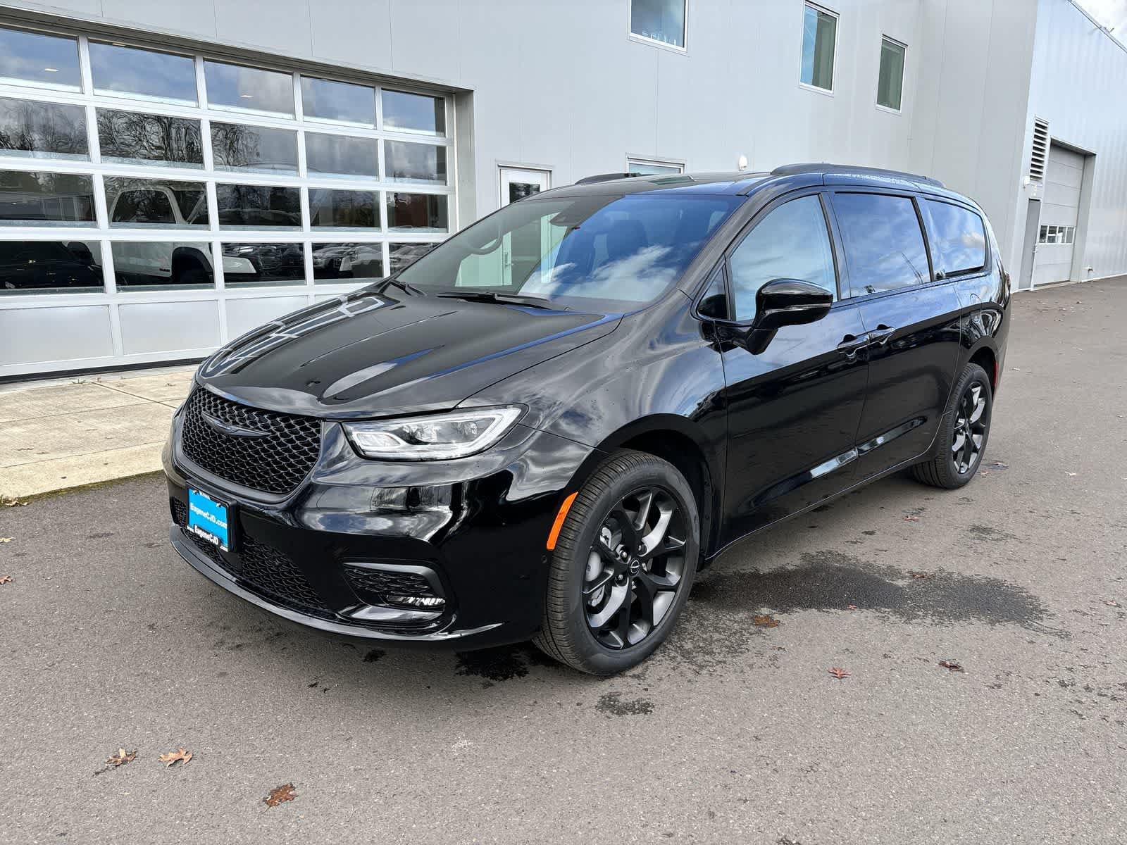 New 2026 Chrysler Pacifica Select w/ S Appearance Package AWD/4WD video 1