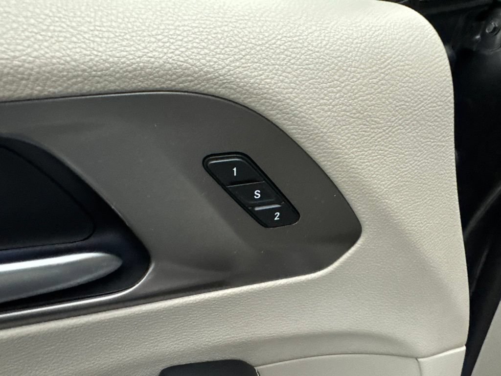 Used 2021 Chrysler Pacifica Touring-L FWD image 22