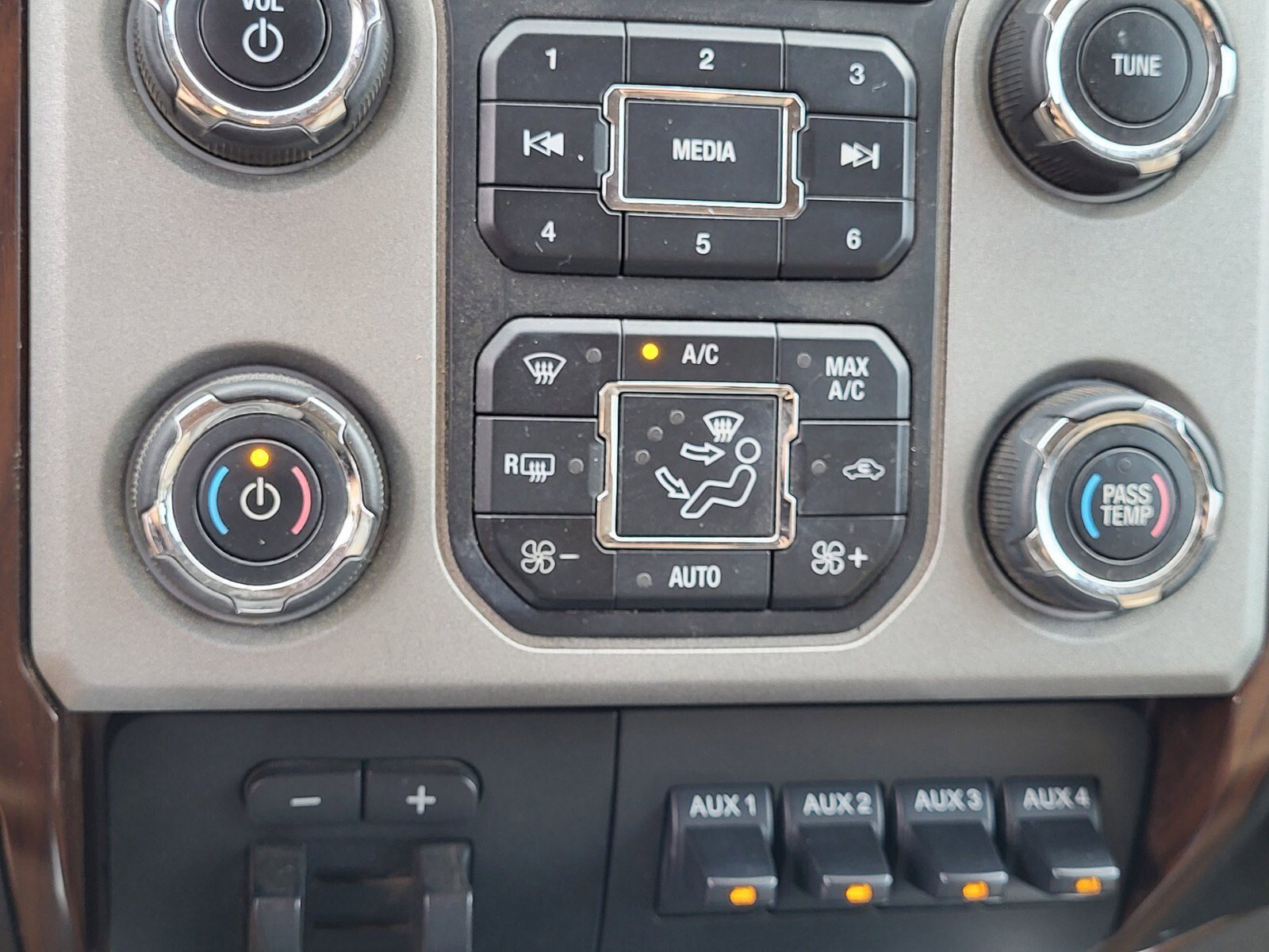 Used 2014 Ford F350 Lariat w/ Lariat Interior Package AWD/4WD image 21