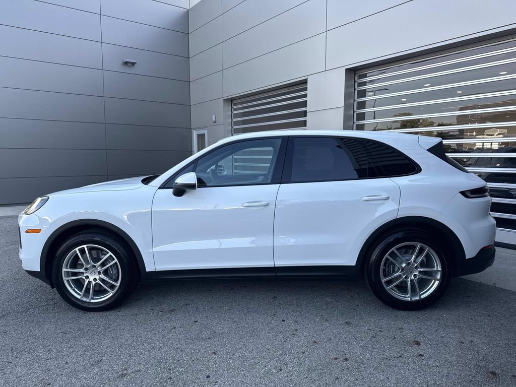 Used 2024 Porsche Cayenne w/ Premium Package AWD/4WD image 4