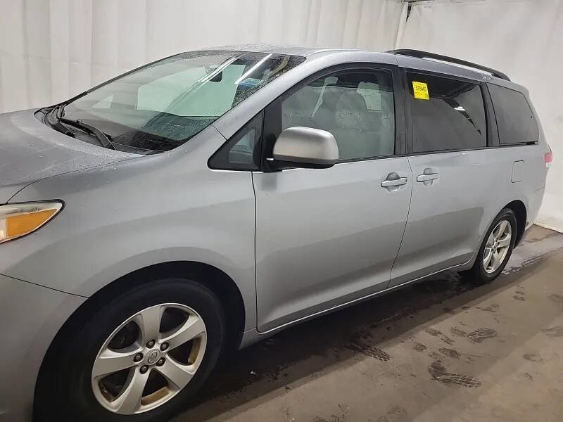 Used 2014 Toyota Sienna LE image 2