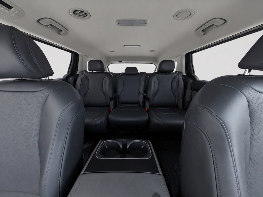 Certified 2025 Kia Carnival FWD image 32