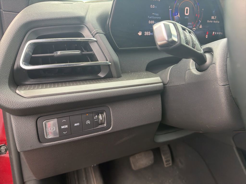 Used 2025 Chevrolet Traverse LT image 18