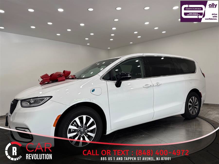 Used 2024 Chrysler Pacifica Limited FWD image 3