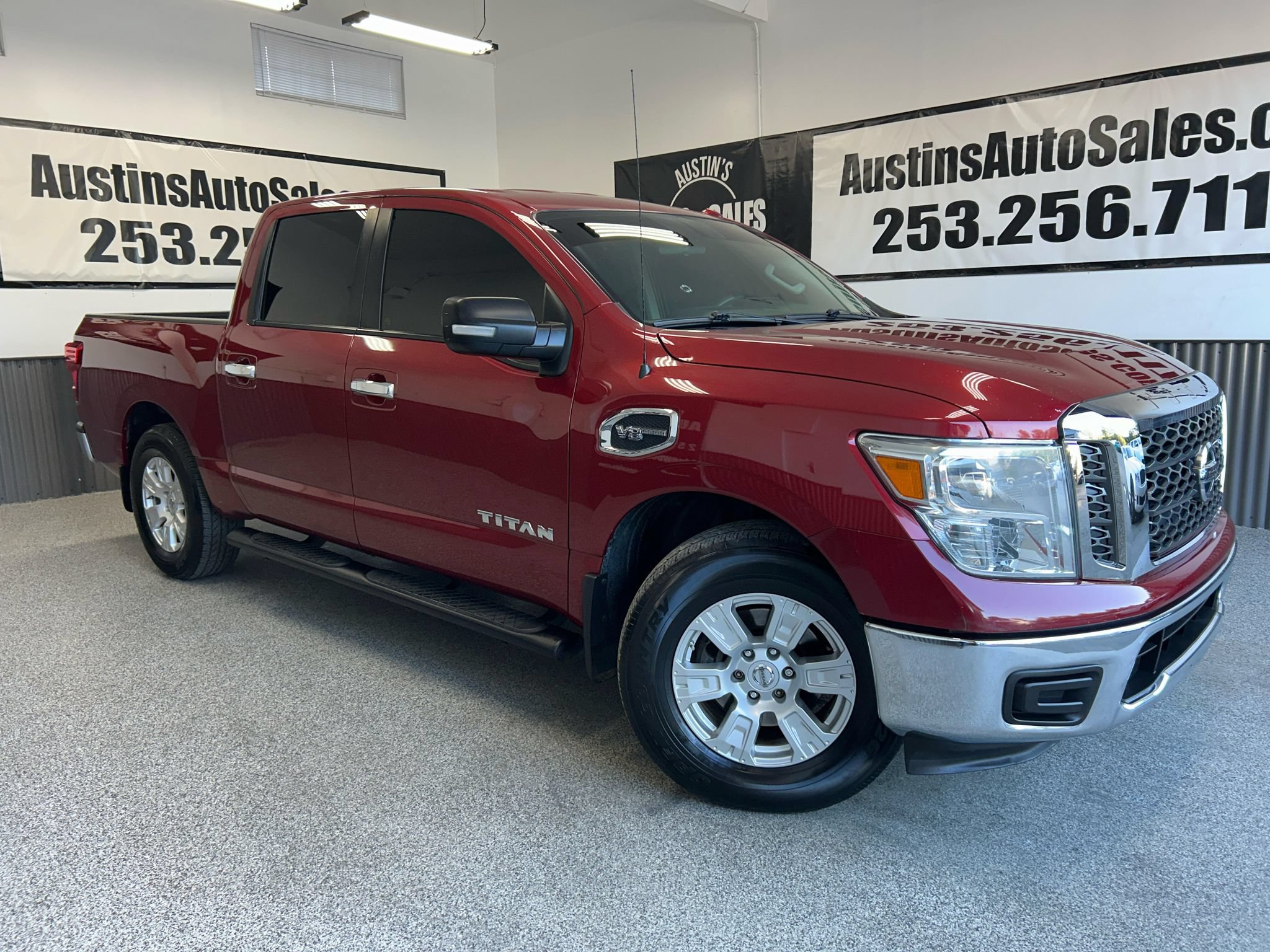 Used 2017 Nissan Titan SV RWD image 1