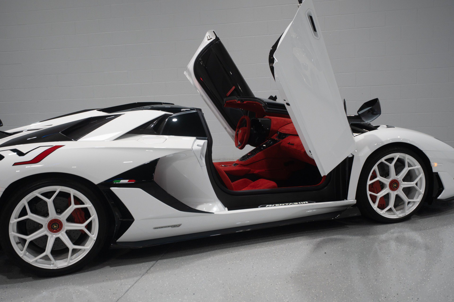 Used 2020 Lamborghini Aventador SVJ AWD/4WD image 56