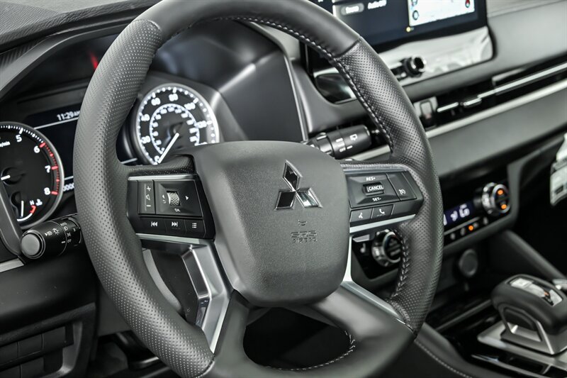 New 2026 Mitsubishi Outlander LE FWD image 17