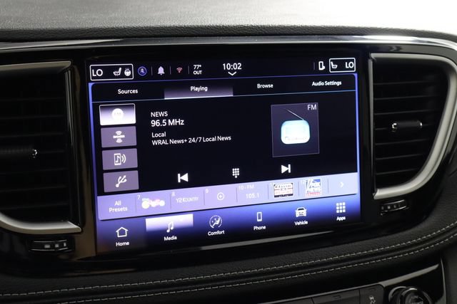 Used 2025 Chrysler Pacifica Select AWD/4WD image 29