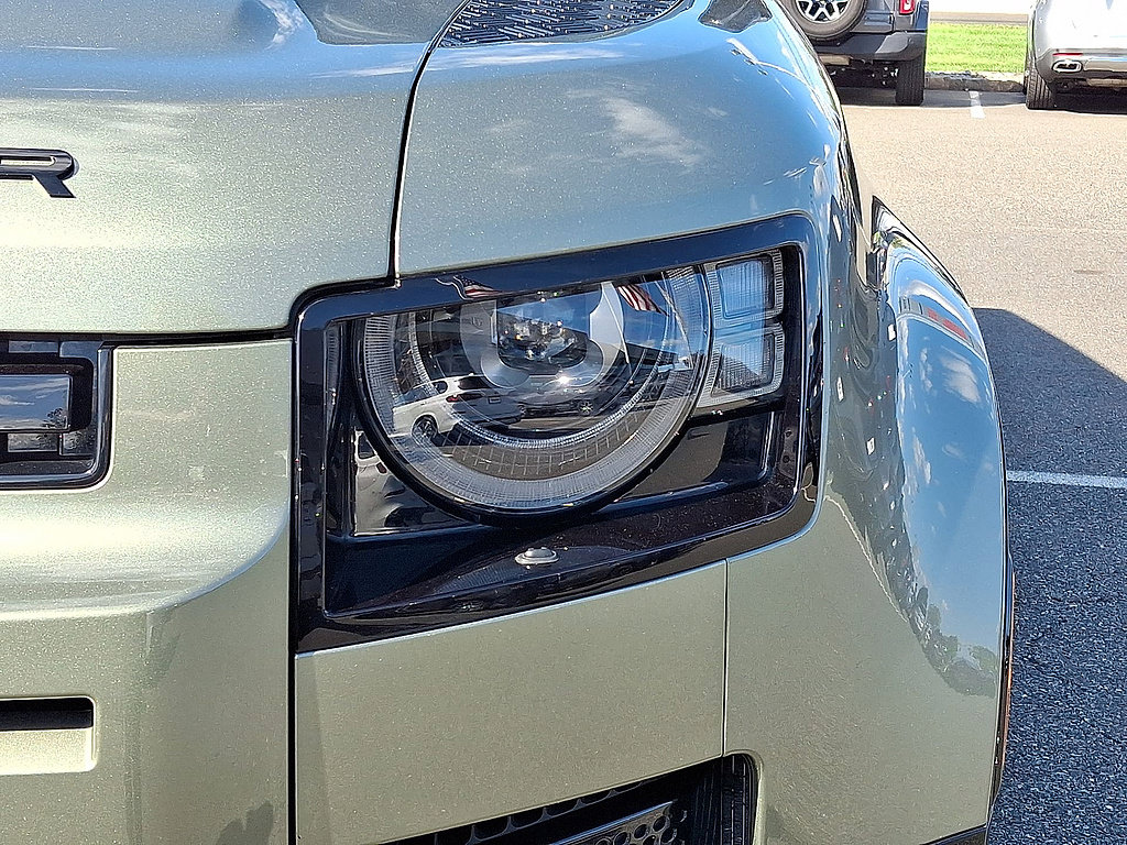 Used 2025 Land Rover Defender 110 X-Dynamic SE AWD/4WD image 34