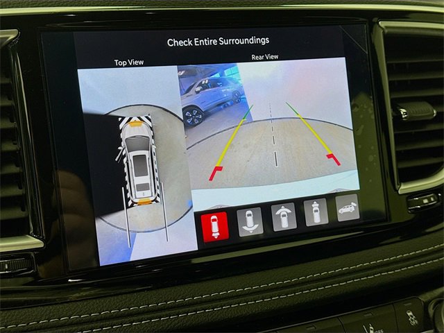 Used 2025 Chrysler Pacifica Premium image 16
