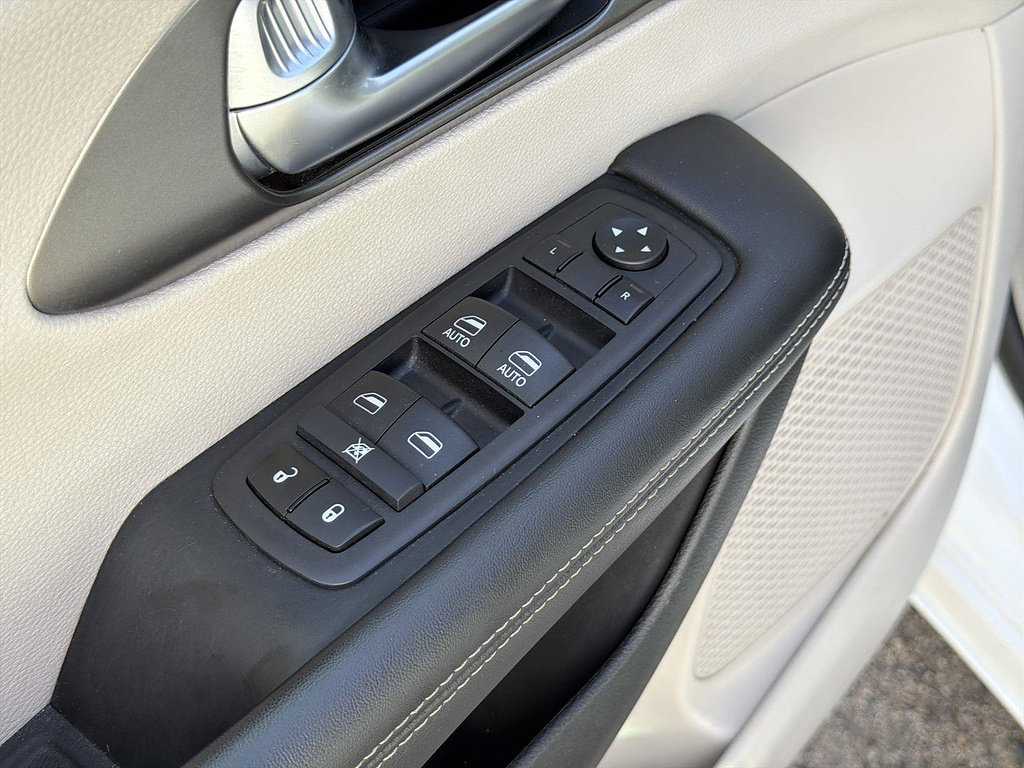 Used 2024 Chrysler Pacifica Limited FWD image 22