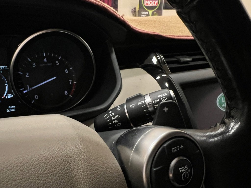 Used 2018 Land Rover Discovery SE image 24