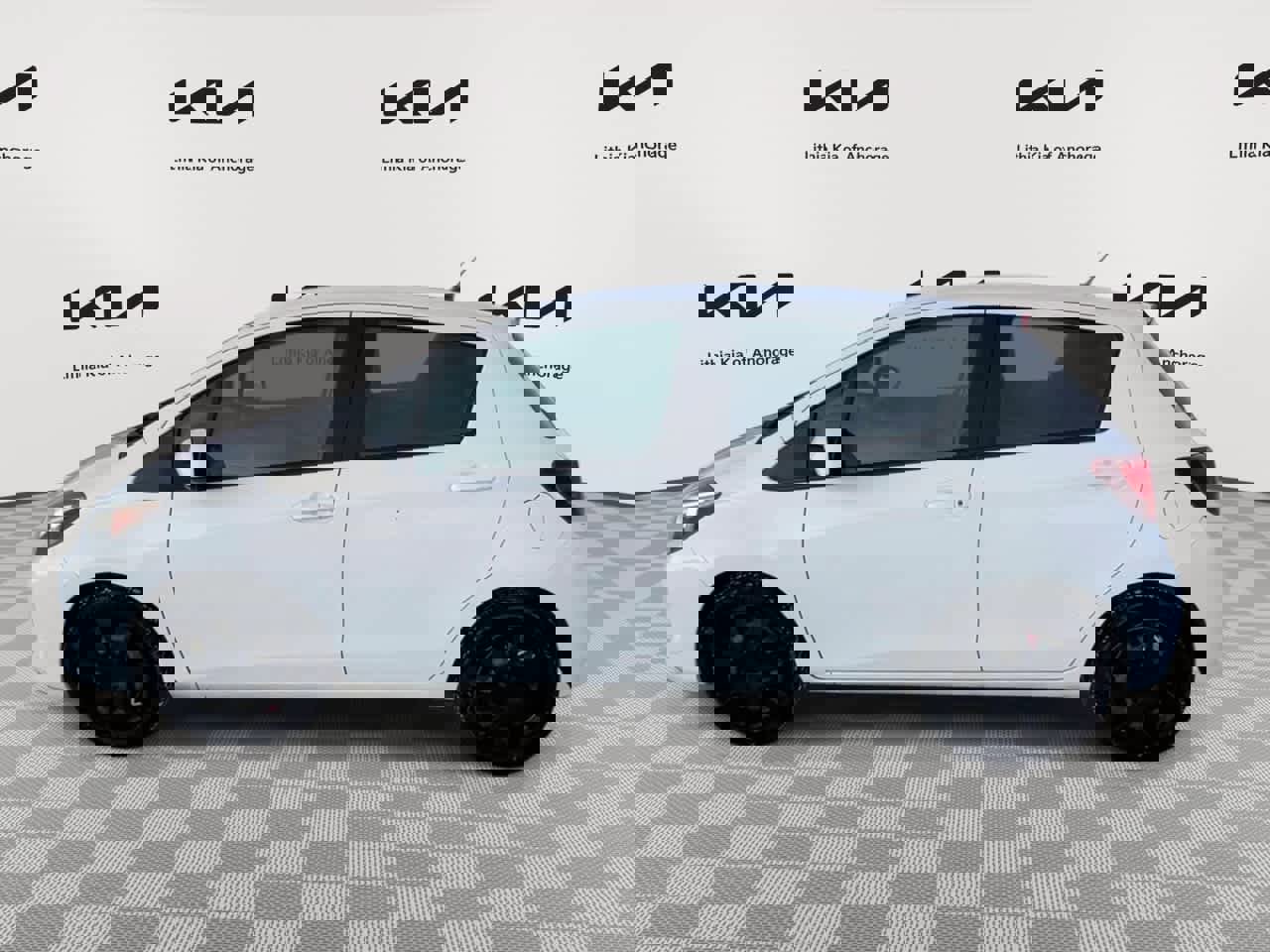 Used 2015 Toyota Yaris L image 5