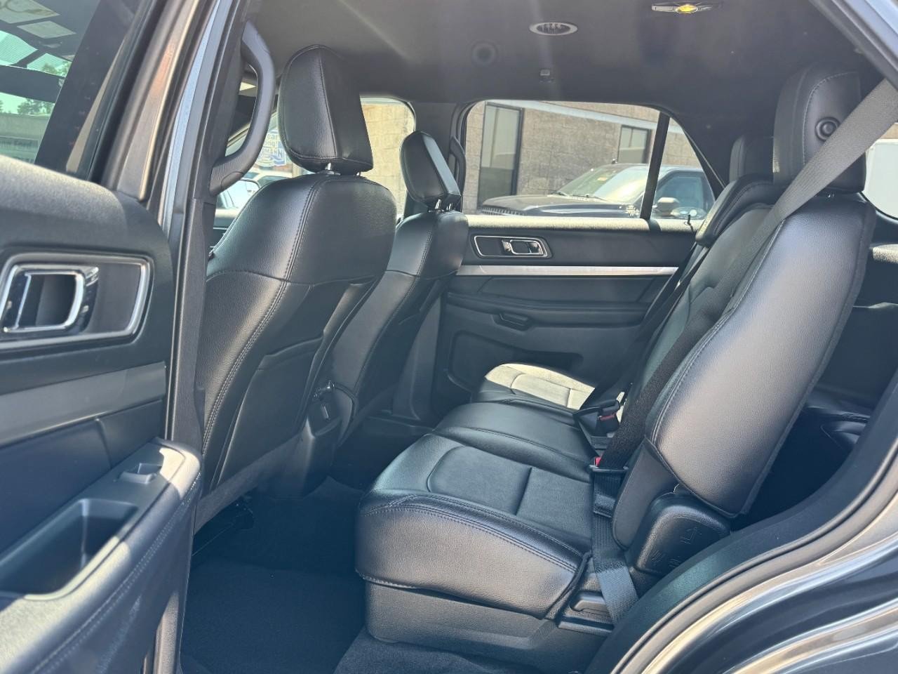 Used 2018 Ford Explorer XLT w/ Equipment Group 202A FWD image 10