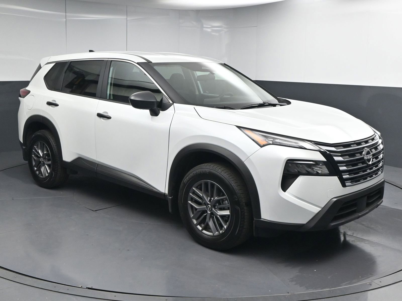 Used 2025 Nissan Rogue S image 1