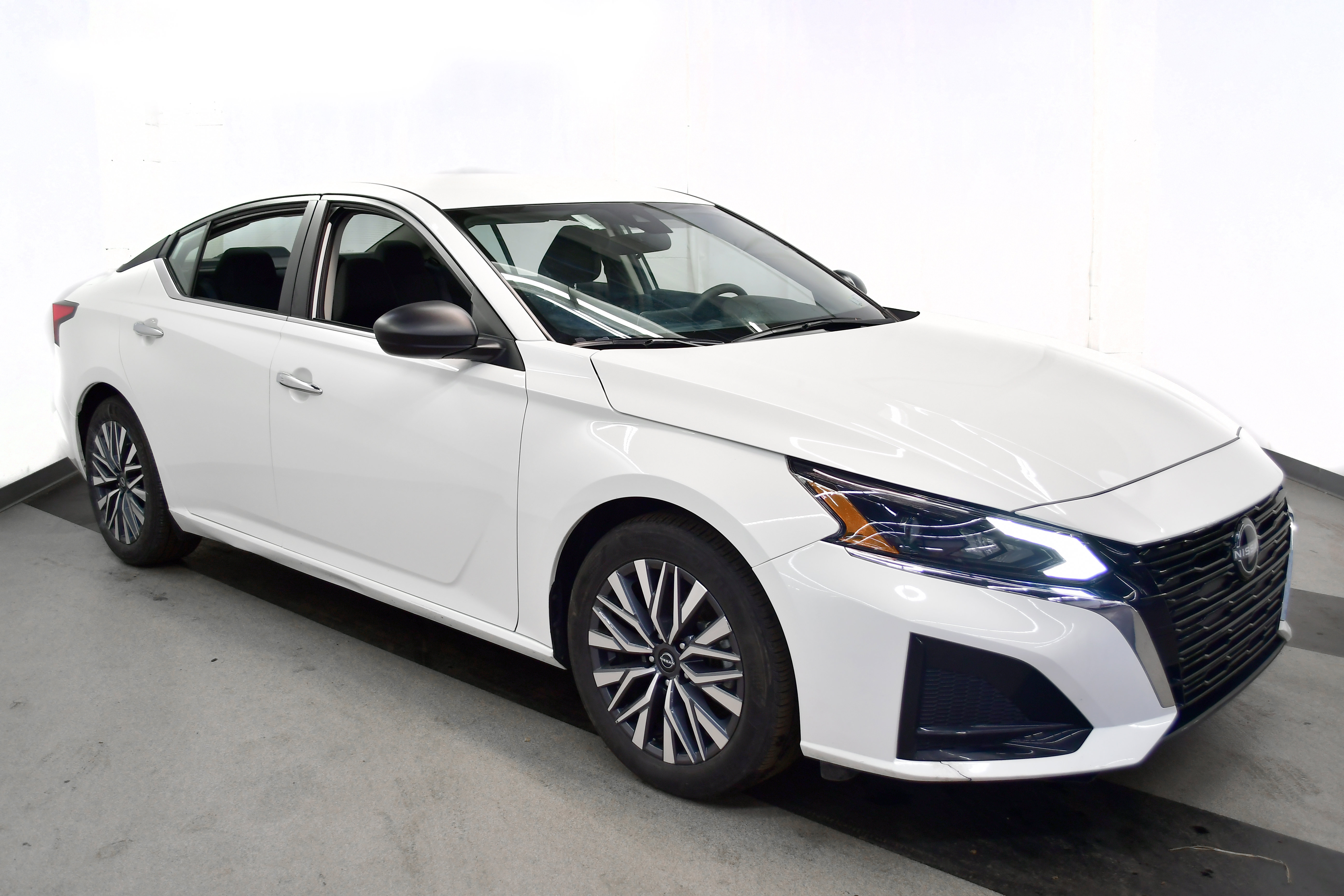Used 2025 Nissan Altima 2.5 SV FWD image 2