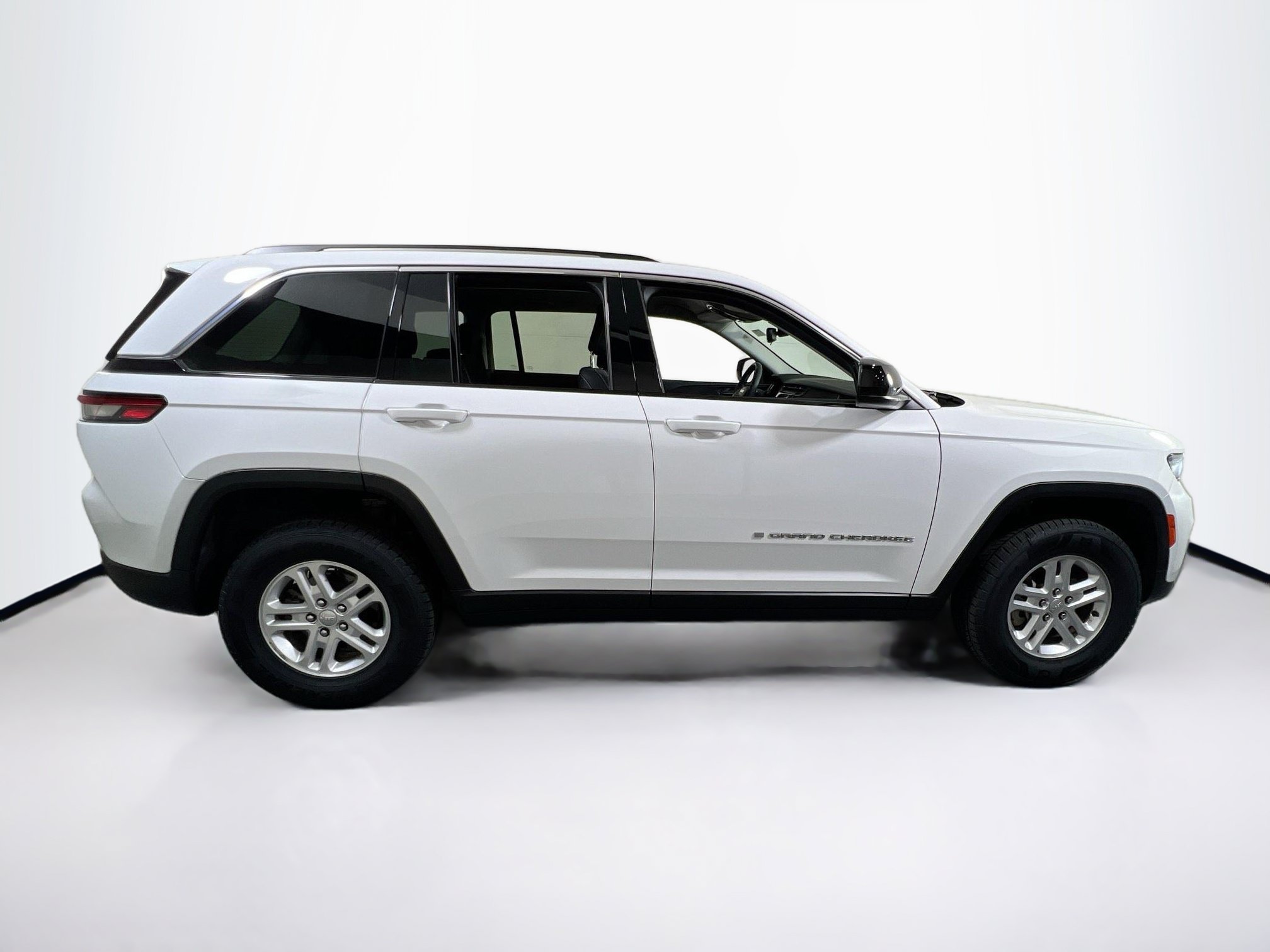 Used 2023 Jeep Grand Cherokee Laredo AWD/4WD image 4