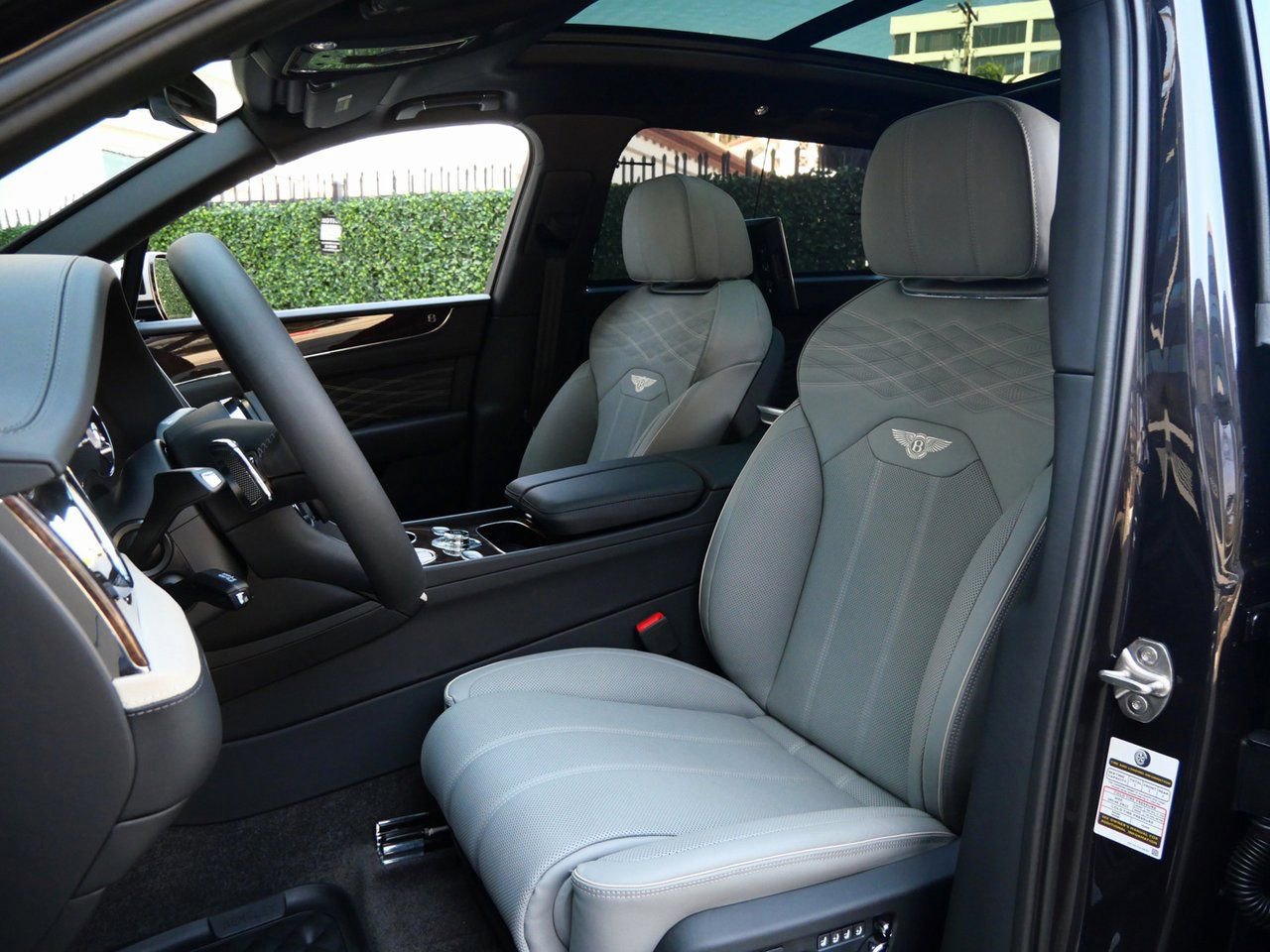 Used 2025 Bentley Bentayga Extended Wheelbase AWD/4WD image 18