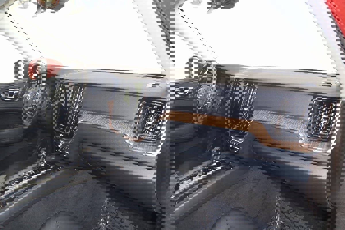 Used 2022 Volvo XC60 B5 Momentum image 43