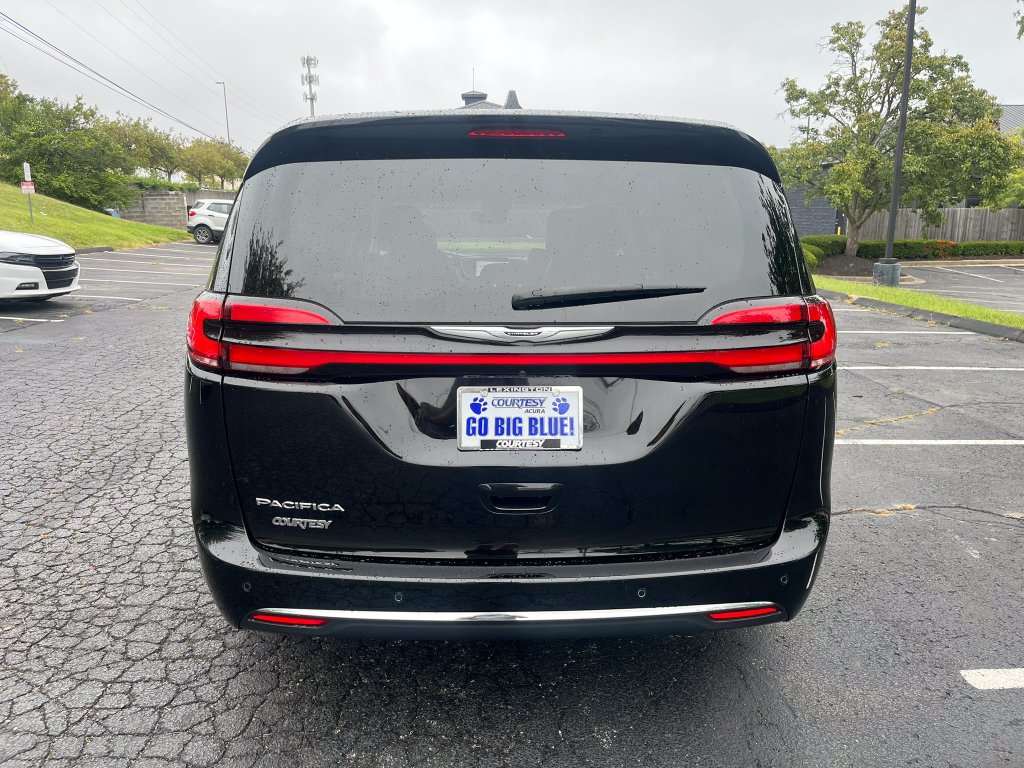 Used 2024 Chrysler Pacifica Touring-L FWD image 6