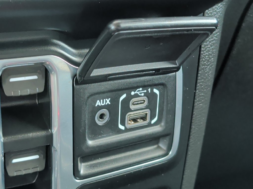 Used 2022 Jeep Wrangler Unlimited Sahara w/ Cold Weather Group AWD/4WD image 28