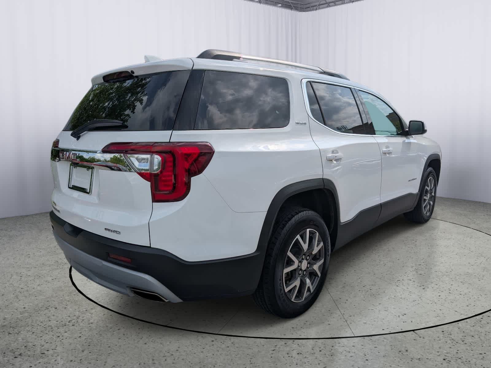 Certified 2023 GMC Acadia SLE w/ Driver Convenience Package AWD/4WD image 3