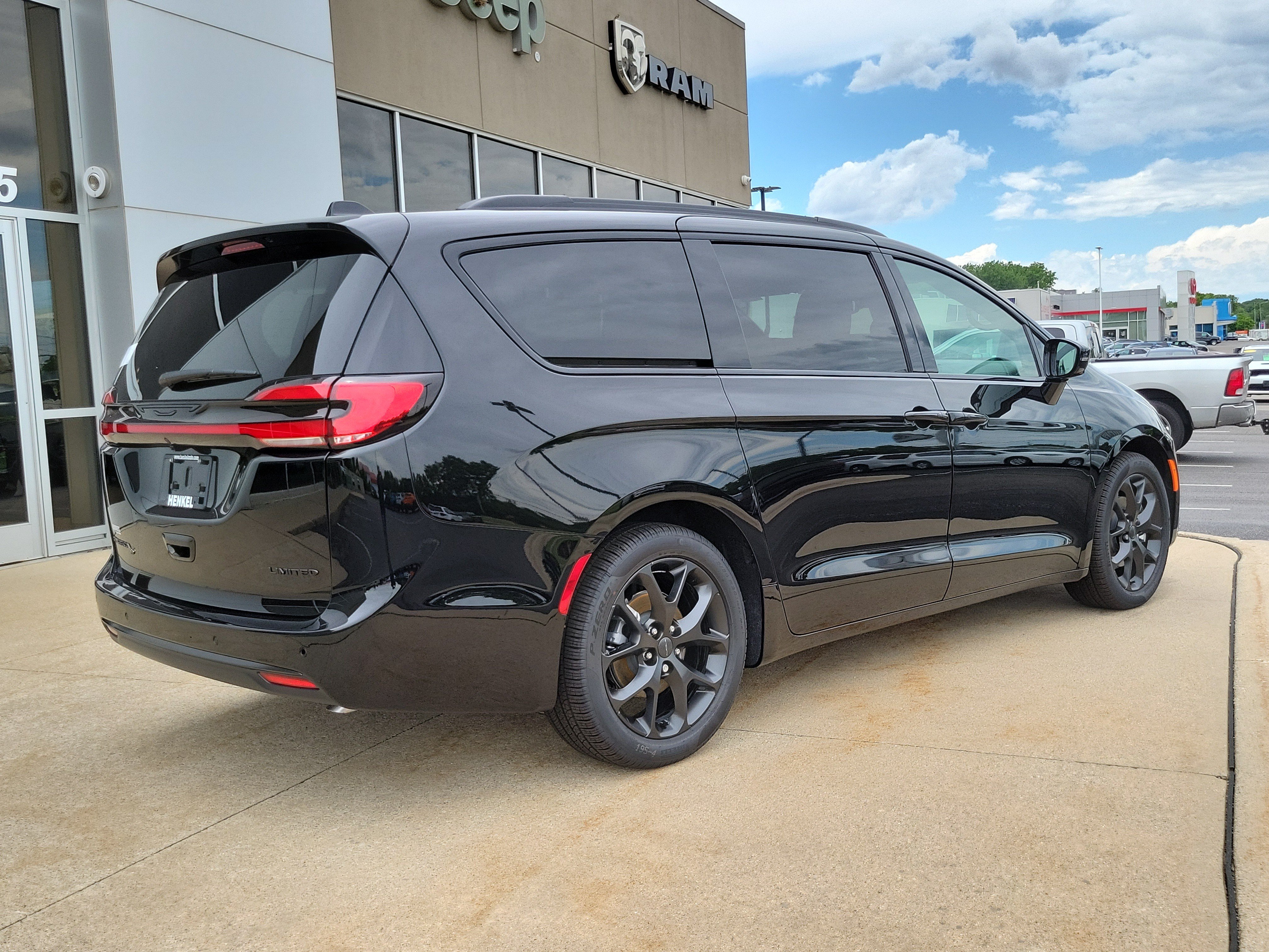 New 2027 Chrysler Pacifica Limited FWD image 4