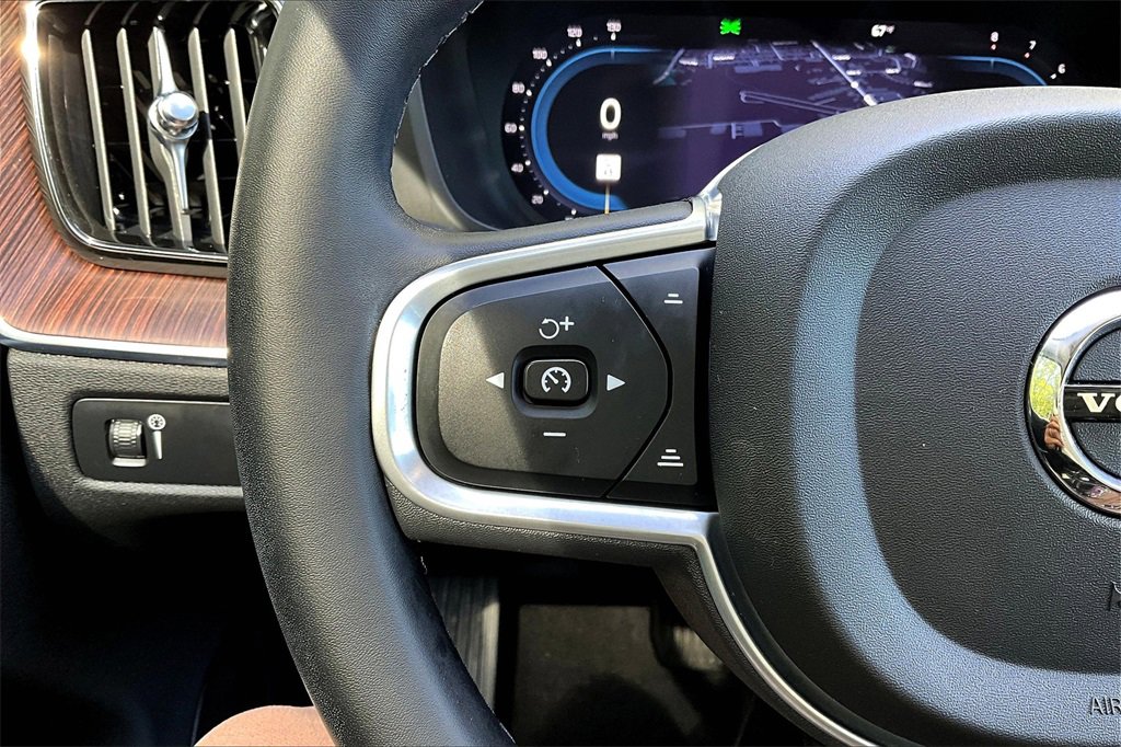 Certified 2022 Volvo XC60 B5 Momentum image 10