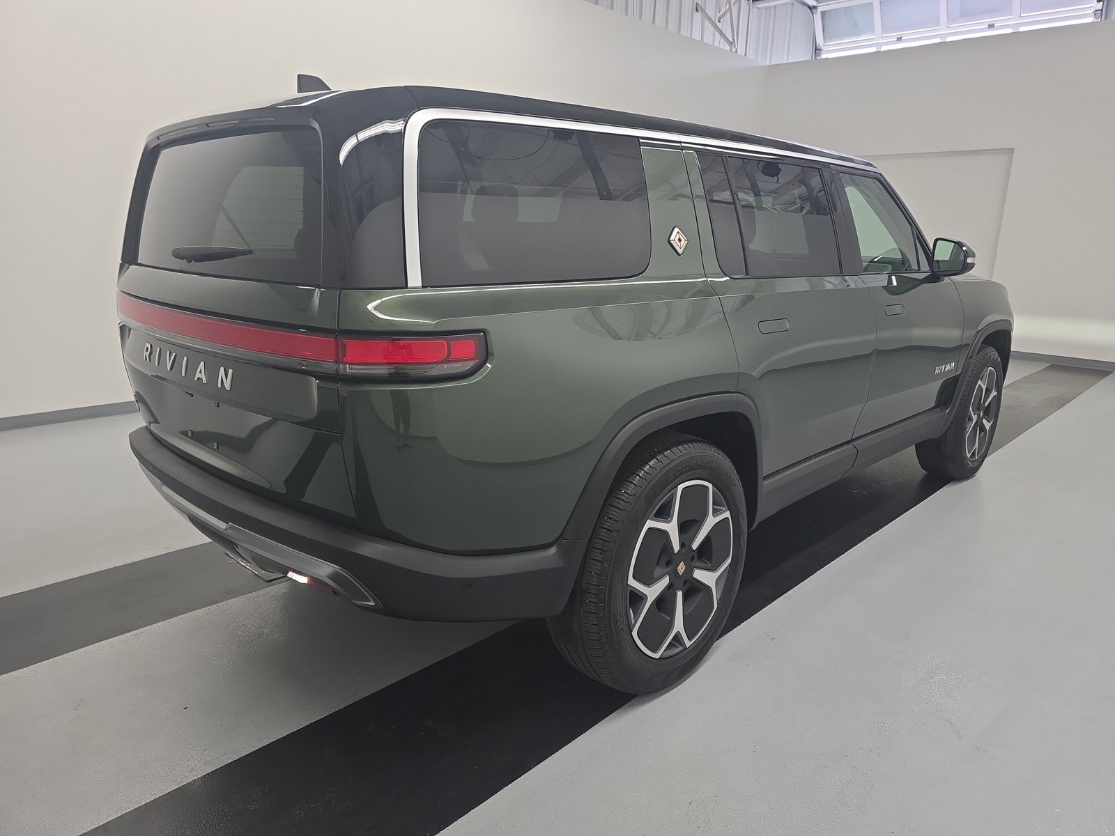 Used 2024 Rivian R1S Adventure AWD/4WD image 5