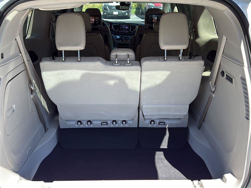 Used 2019 Chrysler Pacifica Limited w/ Tire & Wheel Group FWD image 8